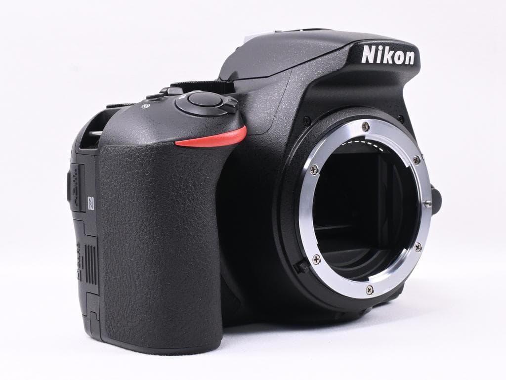 【美品】 ニコン　Nikon D5600 ダブルズームキット《ショット数218》