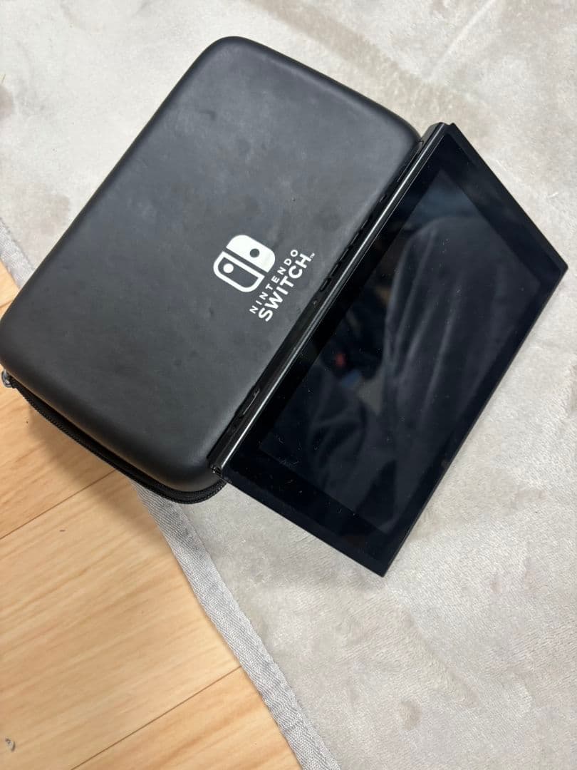 Nintendo Switch 本体 ブラック キャリングケース付き Nintendo Switch 任天堂純正/日本国内仕様/Switch(有機ELモデル対応)用