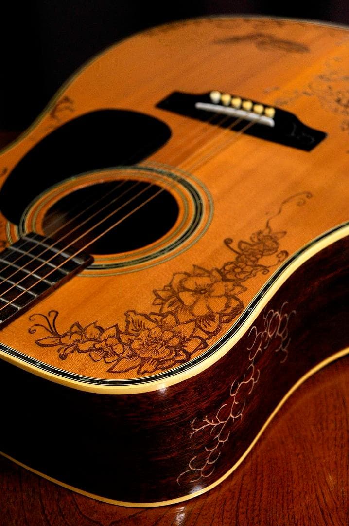 ☆華やかな場面の演出で盛り立てるオブジェへの創造♪【彫刻装飾ギター】