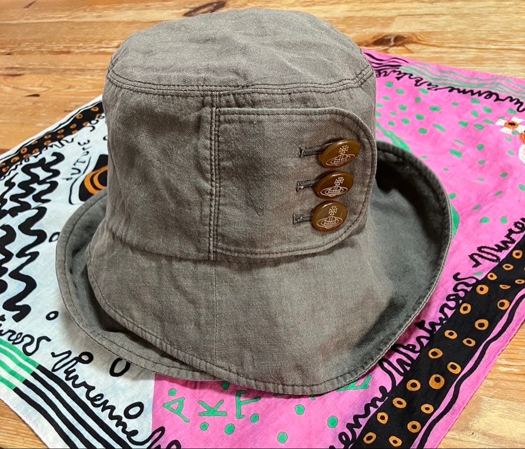 《ユーズド》⭐︎ヴィヴィアンウエストウッド⭐︎ 3連オーブボタンハット　グレー