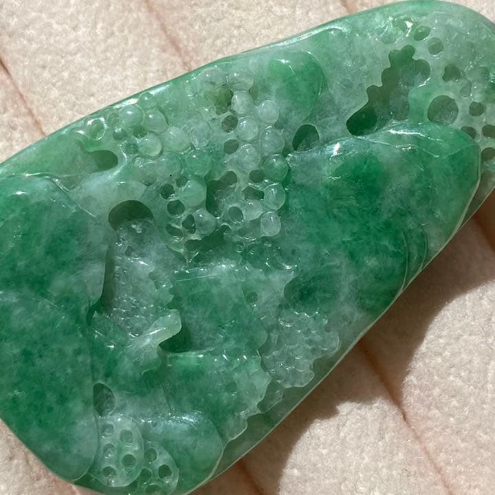 最終セール！J026ミャンマーAジェイド本翡翠 翠色山水風景牌 鑑定書付き