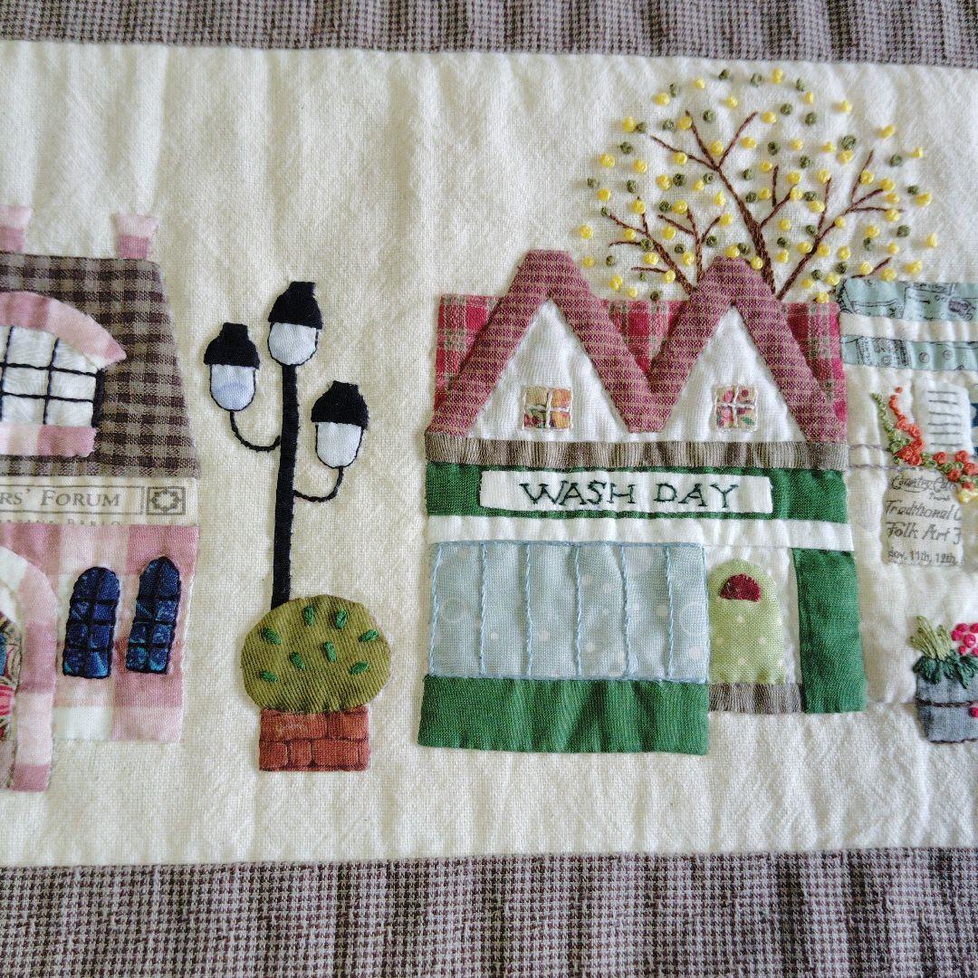 ハウスのパッチワークタペストリー 【70】❛色づく街❜