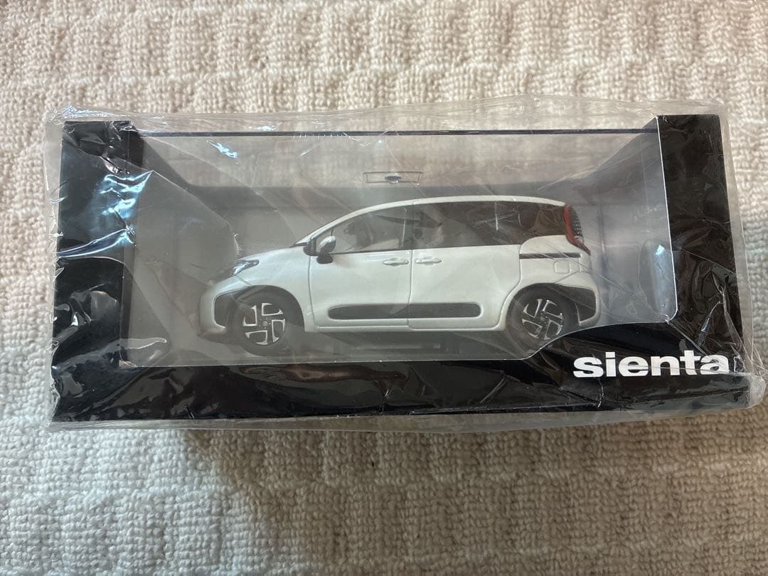 Sienta ミニカー 1/30スケール ホワイト Amazon | 1/30 ミニカー 新型シエンタ 2022 非売品 カラーサンプル