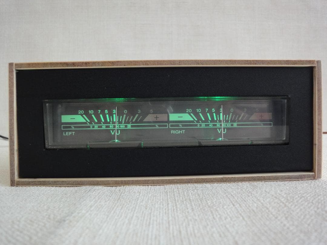 自作ステレオVUメーター211号機（LR一体型中型） 自作ステレオVUメーター211号機（LR一体型中型）