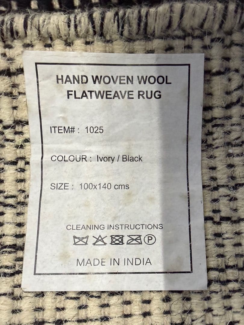 インド 手織りのラグ ウールフラットウィー 100x140 cm 白と黒