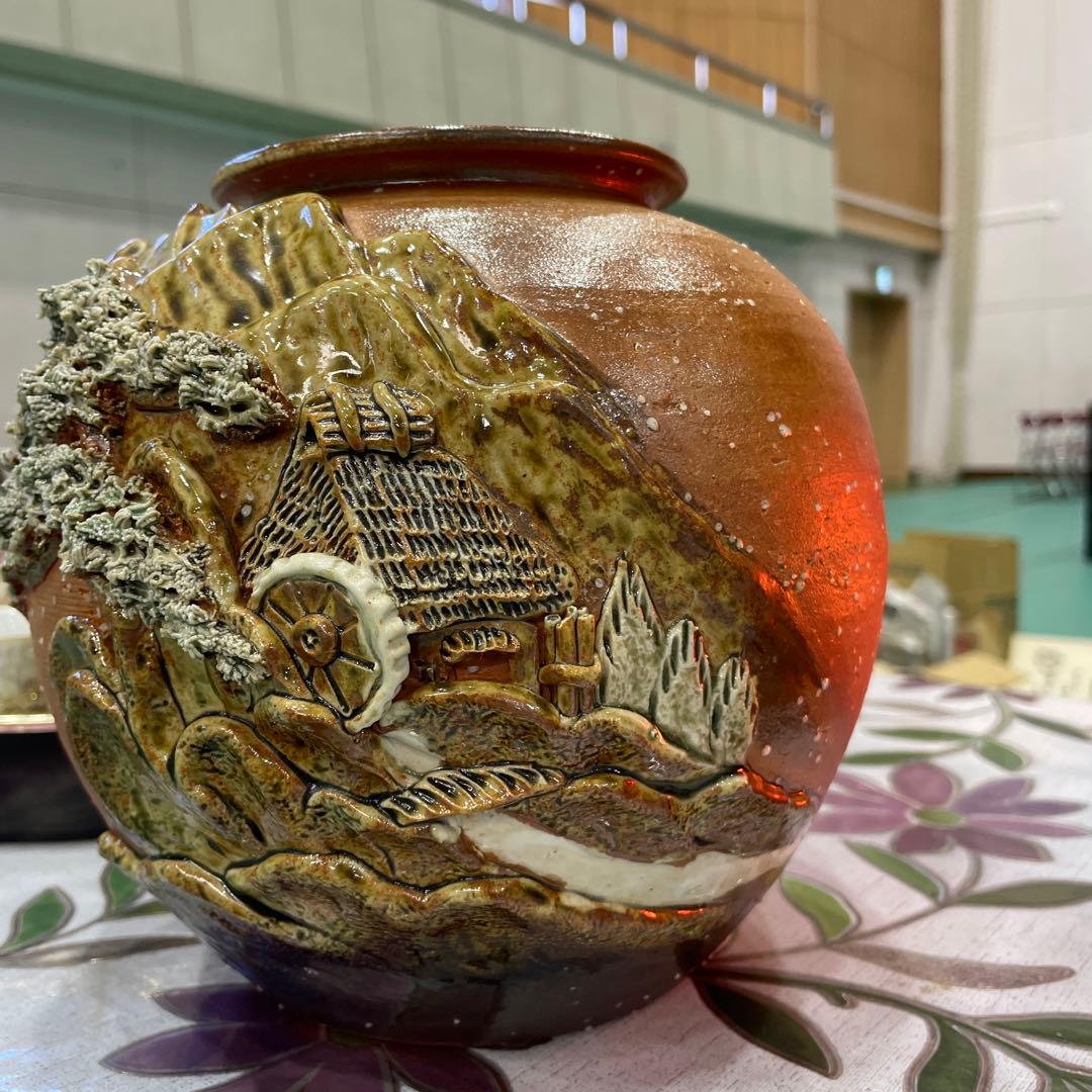 信楽焼の山と松の彫刻花瓶