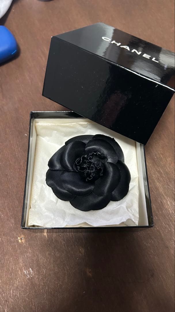 CHANEL カメリア サテン ブラックブローチ 薔薇 - メルカリ