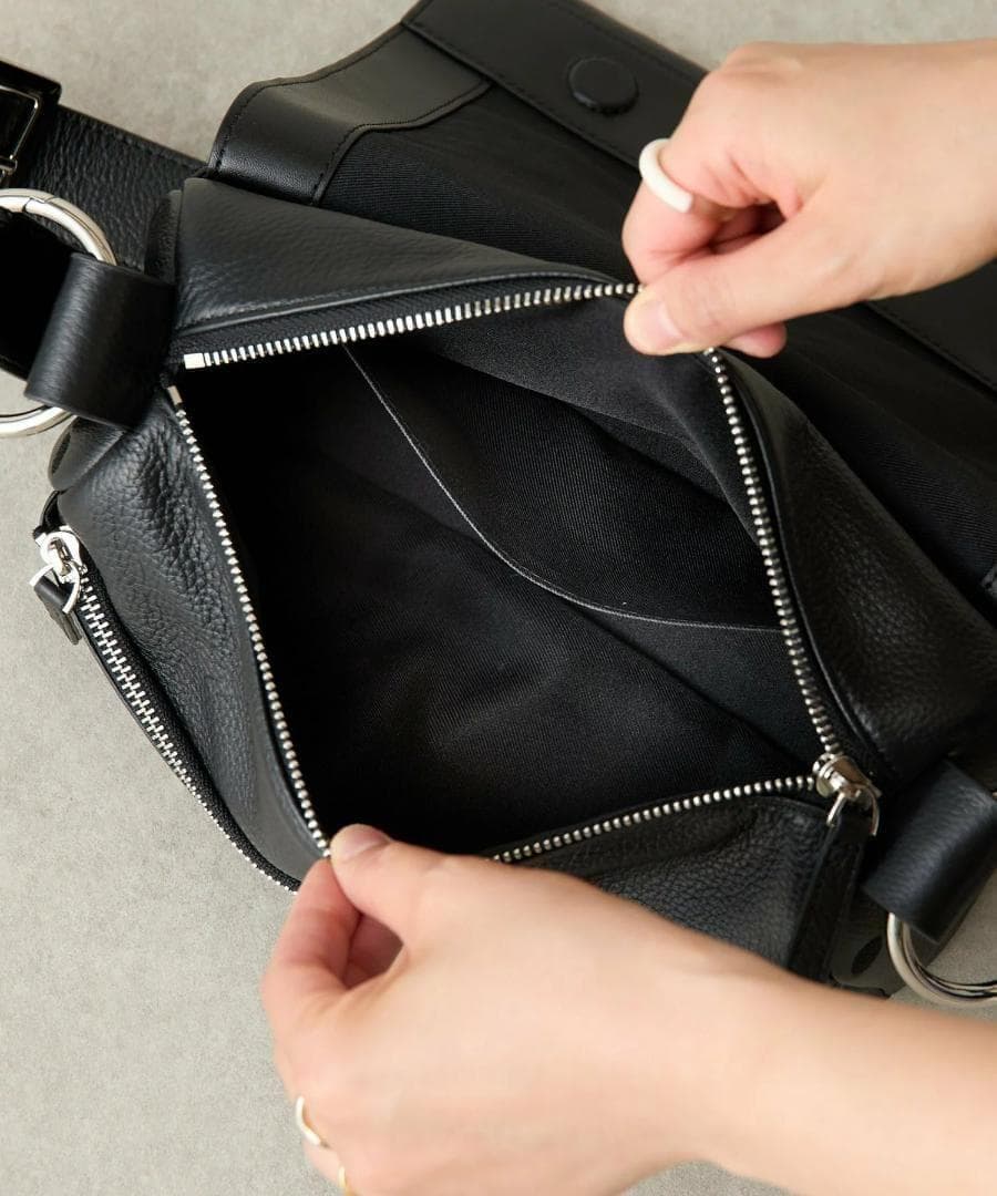 BEARDSLEY 《本革》ドットボディバッグ（ブラック）