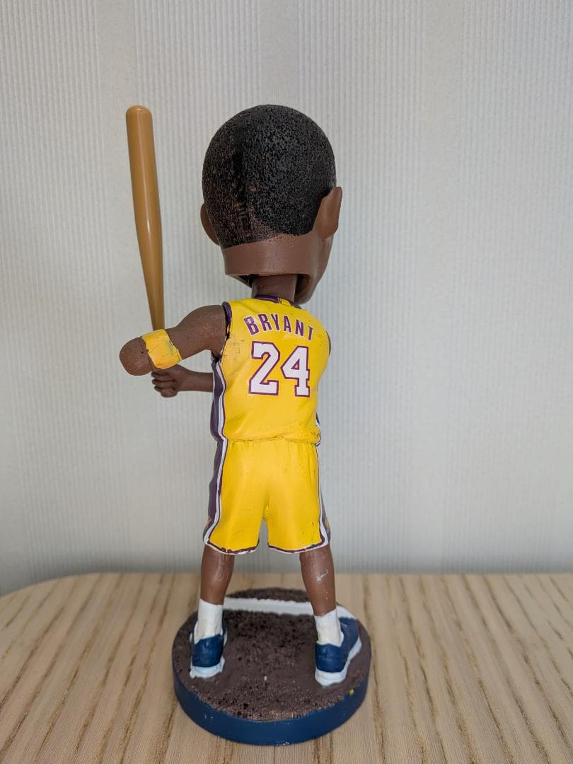 MLB公式配布】コービー・ブライアント ボブルヘッド 8/8限定 缶バッジ