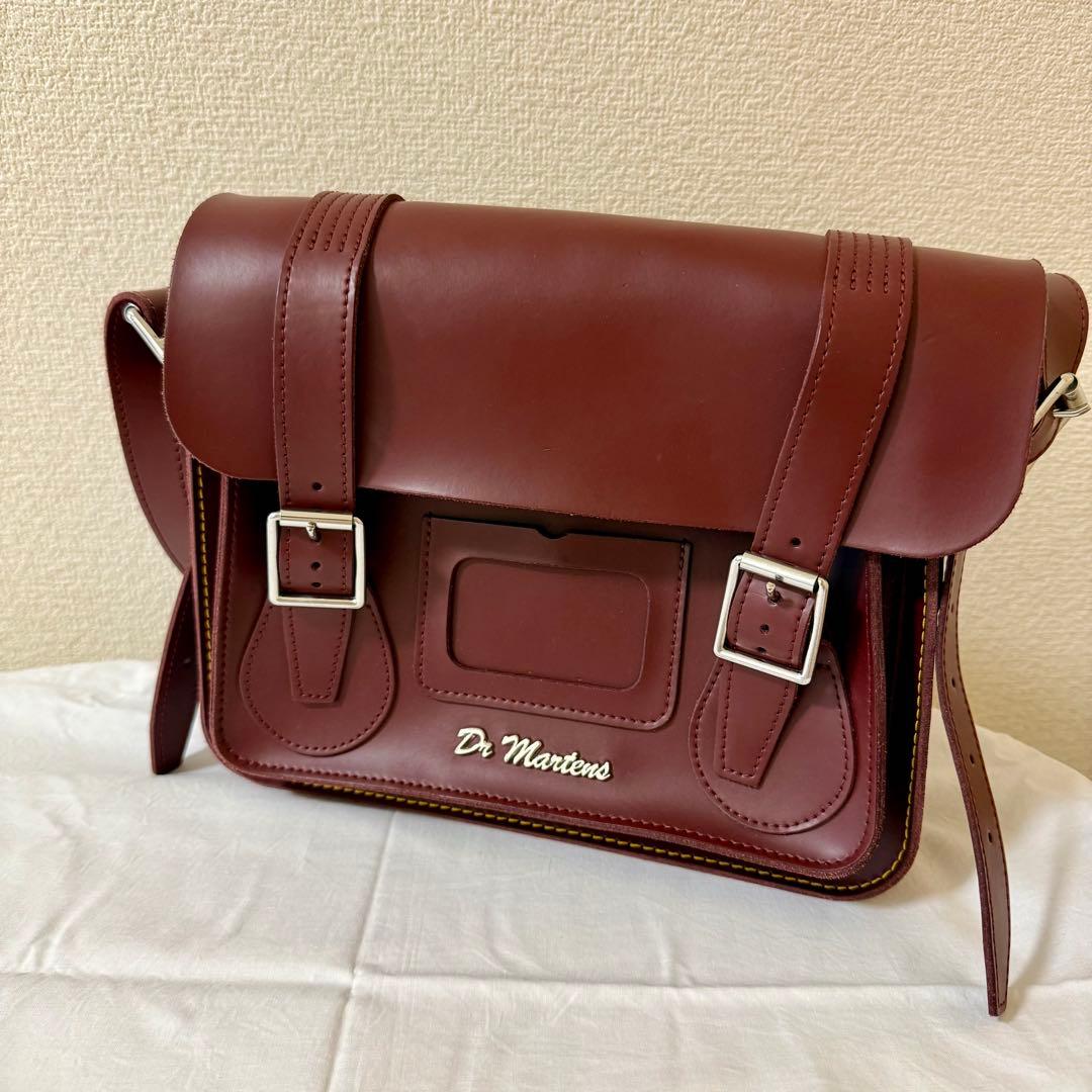 ドクターマーチン 11インチ レザー サッチェルバッグ チェリーレッド