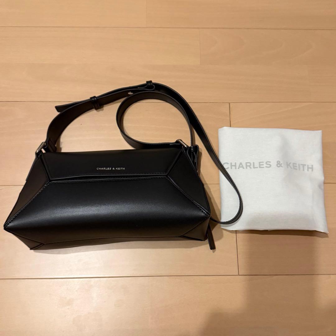 CHARLES&KEITH ナスリン　ジオメトリックショルダーバッグ　ブラック CHARLES & KEITH Nasrin ナスリン ジオメトリックショルダーバッグ