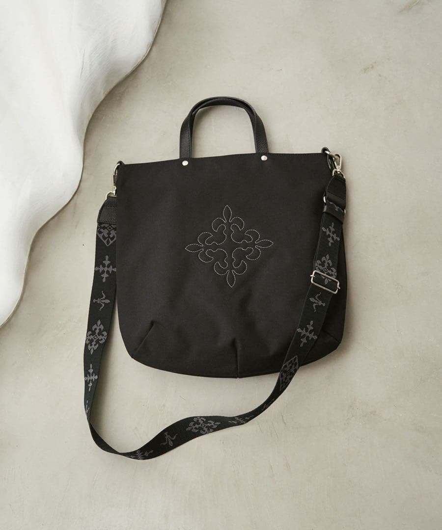 ほぼ未使用ラシット今期A4入るコーデュラナイロン刺繍2wayバッグ