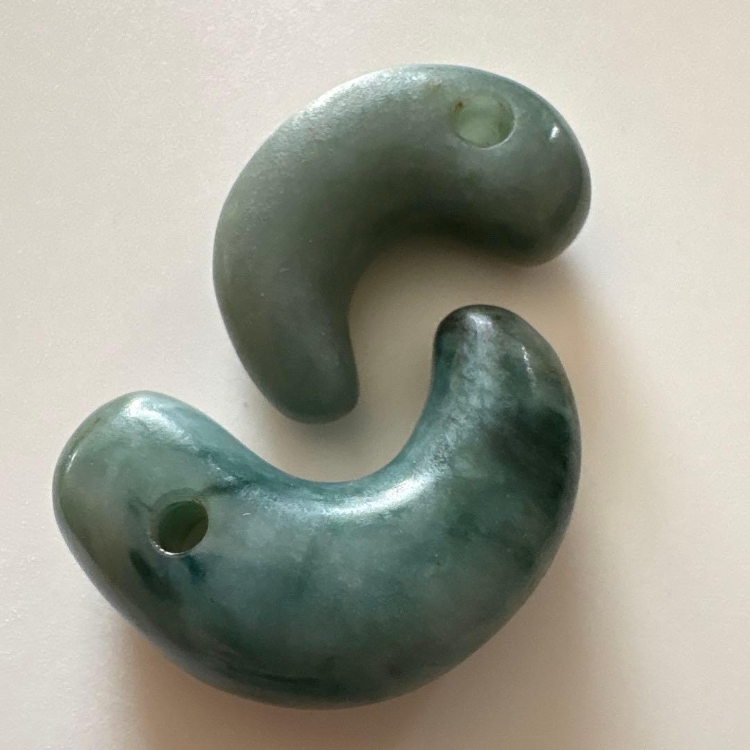 ヒスイ勾玉二つ - メルカリ