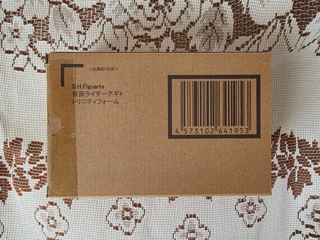 S.H.フィギュアーツ・アギト（トリニティフォーム）真骨彫　※伝票跡なし Amazon.co.jp: S.H.Figuarts（真骨彫製法） 仮面ライダーアギト