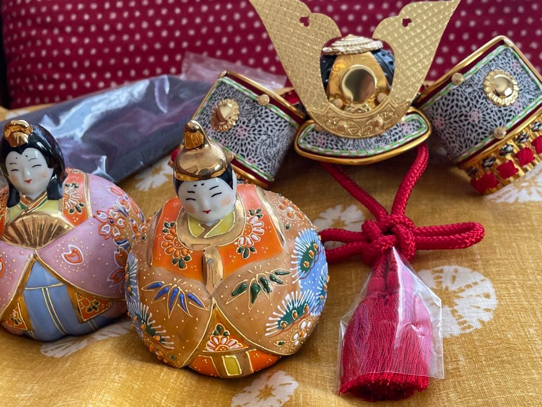 ￼￼ 九谷焼 桜盛 お雛様 ひな人形 陶器　三月 ことの兜五月人形　節句兜セット 名入れ木札無料】 【送料無料】 玉雛人形 桜盛 3号 台・敷物・立札