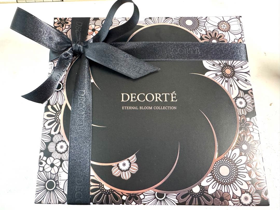 【新品】コスメデコルテ　クリスマス　コフレ　限定　DECORTÉ 2025 2025年クリスマスコフレ】コスメデコルテ：人気アイテムが詰まったアイ