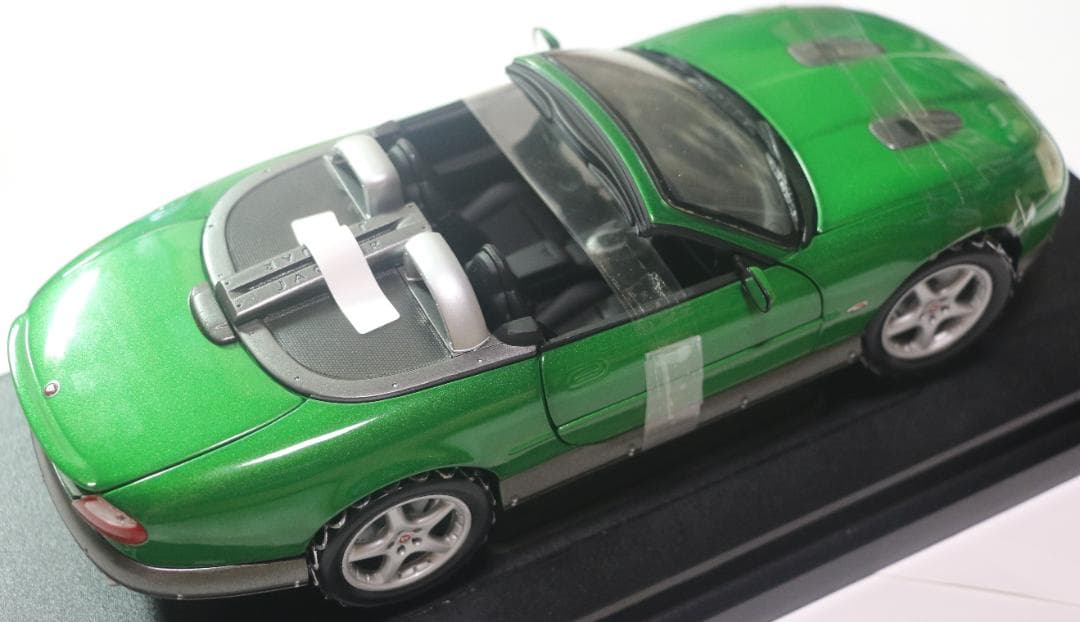 007ボンドカー ジャガーXKRロードスター1／18 （ダイ・アナザー