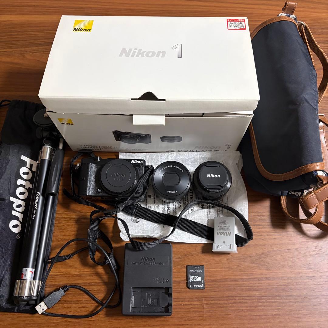 Nikon 1 J5 本体　単焦点レンズ・三脚・カメラケース付き Nikon 1 J5 ミラーレス一眼カメラ ブラック [ズームレンズ+単焦点