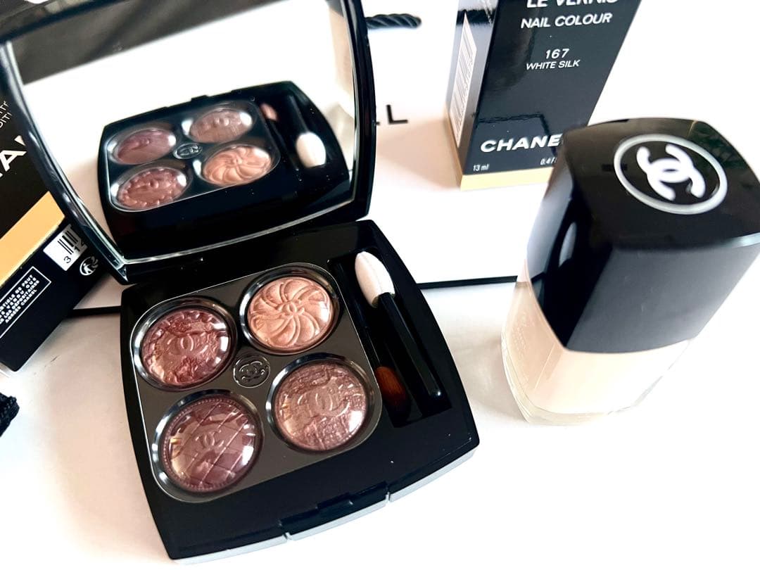 CHANEL特別限定品アイシャドウパレット219& ヴェルニホワイトシルク167 シャネル・クリスマスコフレ2023】10／27発売・5色入りの限定パレット