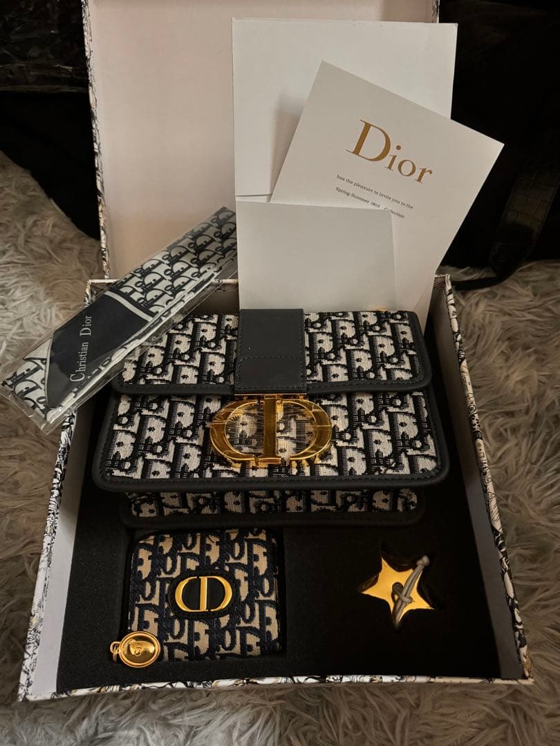 Dior ディオール ショルダー バッグ 財布 ギフトボックス DIOR グラビティレザー ストラップ付き ジップポーチ ショルダー (Dior