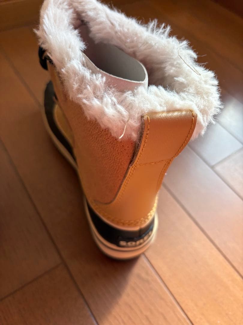 新品 SOREL 防水ファー付きレースアップブーツ