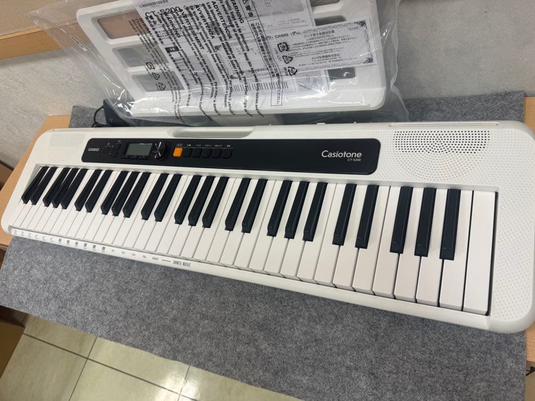 Casio Casiotone CT-S200 ホワイト Amazon.com: Casio Casiotone CT-S200 – 61-Key Portable Keyboard for