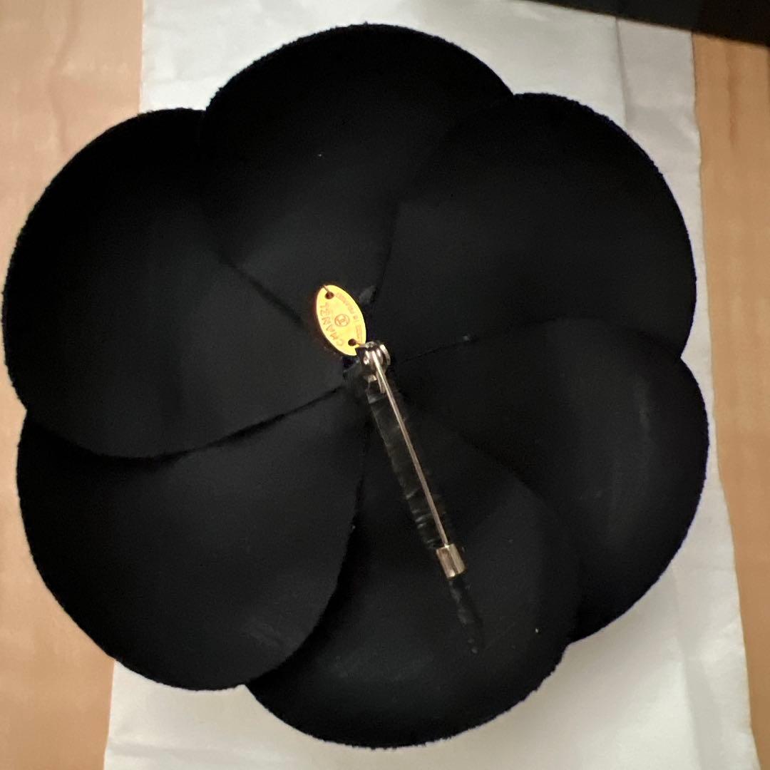 ぬ*ッ様 CHANEL ブラック ブローチ 箱付き　9.5cm