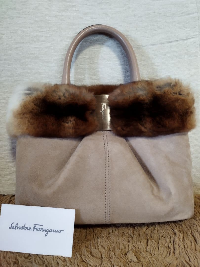 フェラガモ♡ファー付きスエードバッグ - メルカリ