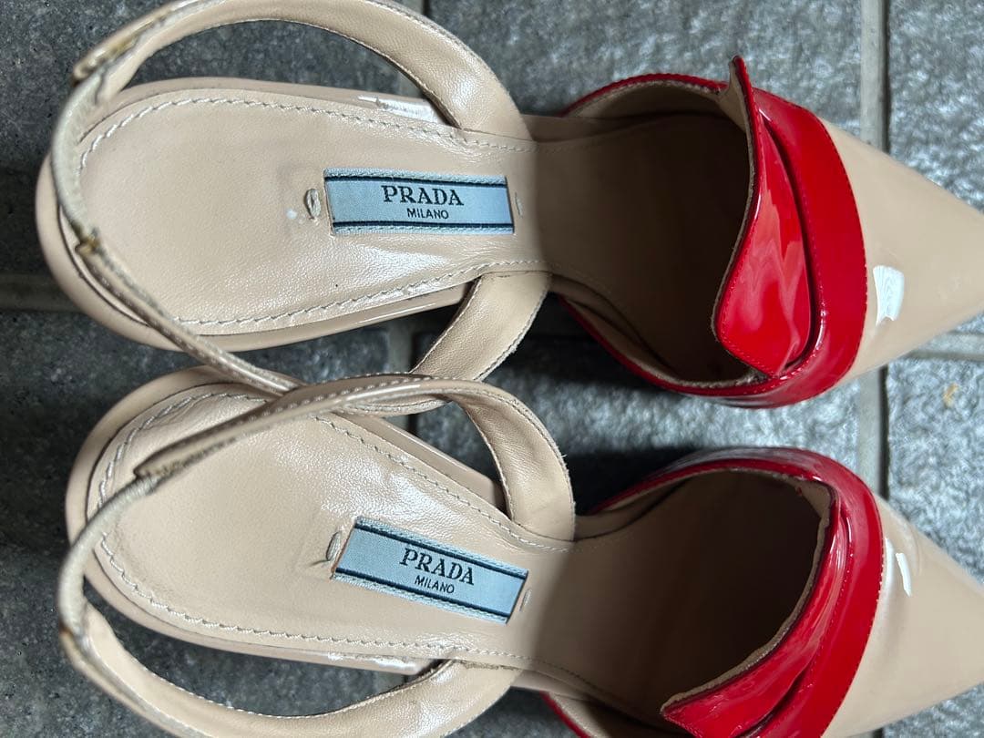 PRADA ポインテッドトゥ ミュール ベージュ/レッド - メルカリ