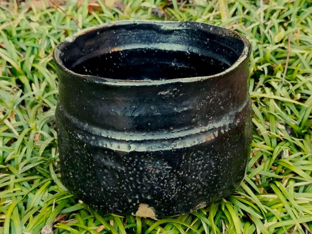 ♥美濃焼 織部黒 茶碗 桐箱 仕覆付き 引出黒 瀬戸黒 骨董