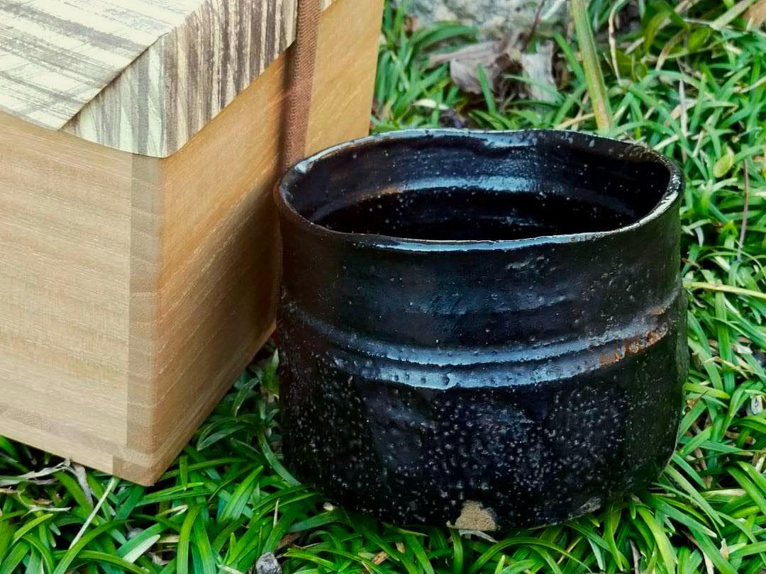 ♥美濃焼　織部黒　茶碗　桐箱　仕覆付き　引出黒　瀬戸黒　骨董品 美濃焼伝統工芸品協同組合 | 瀬戸黒・引出黒