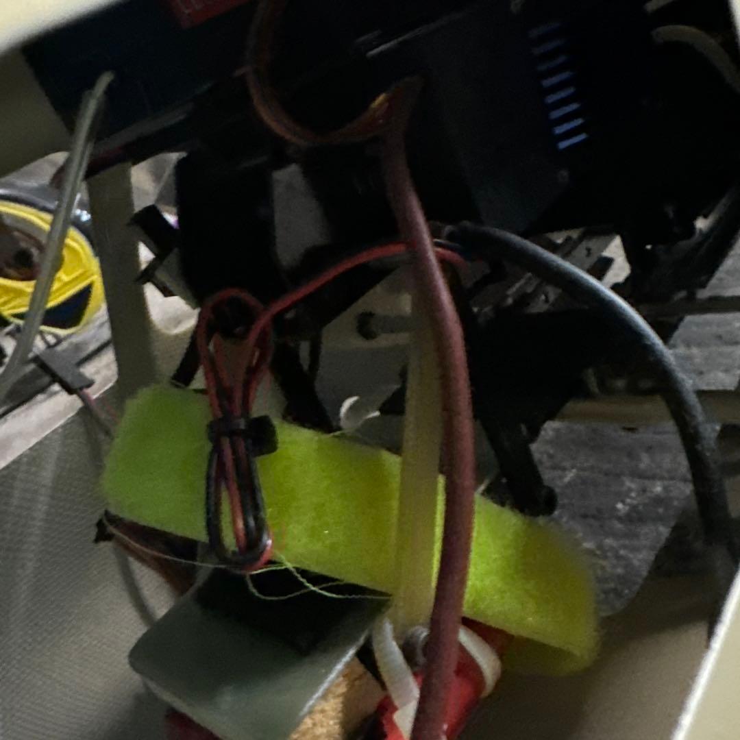 JA9909 ヘリコプター クリーム色と赤 - メルカリ