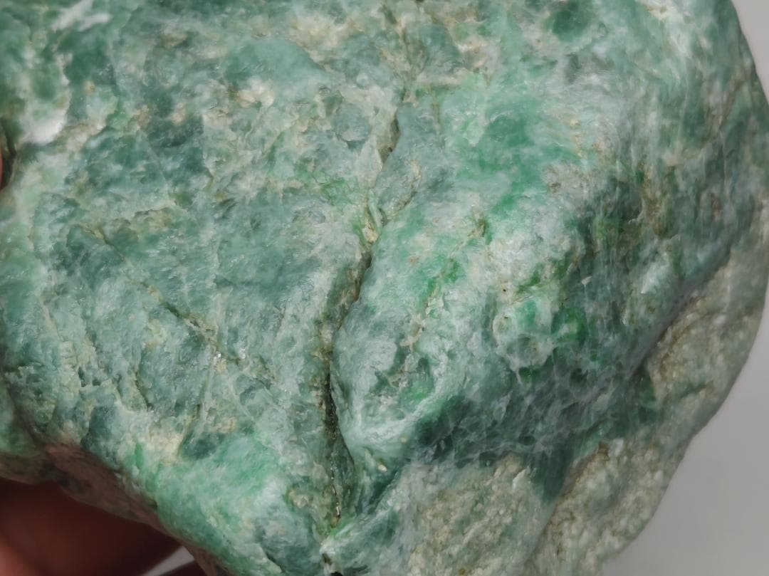 糸魚川産・815g 翡翠 ヒスイ 鑑賞石 原石 自然石 誕生石 鉱石 鉱物