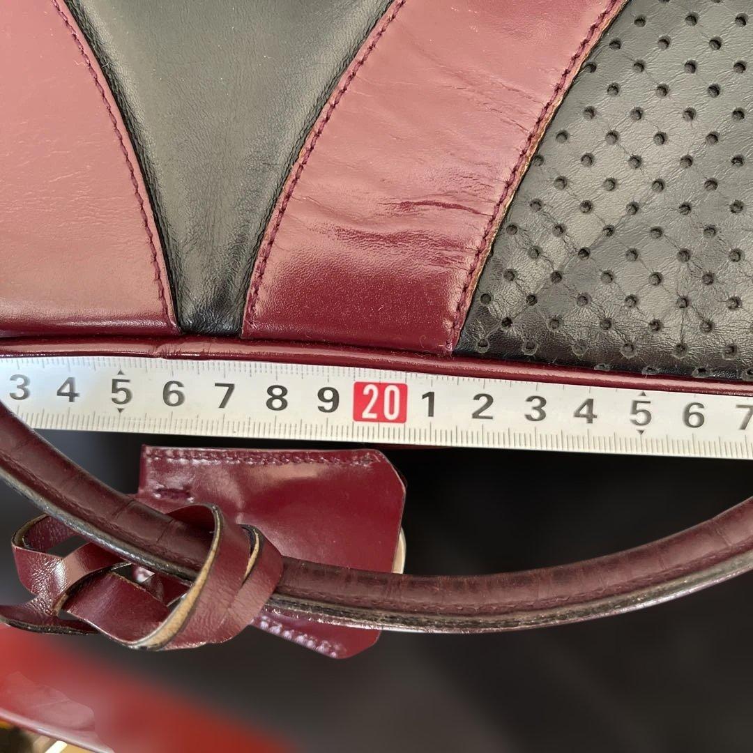 プラダ 黒と赤のパーフォレーションハンドバッグ