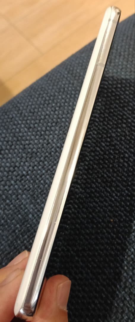 本体のみです。 状態は良好です。 通信会社を変更し、それに伴い端末も買い替えた