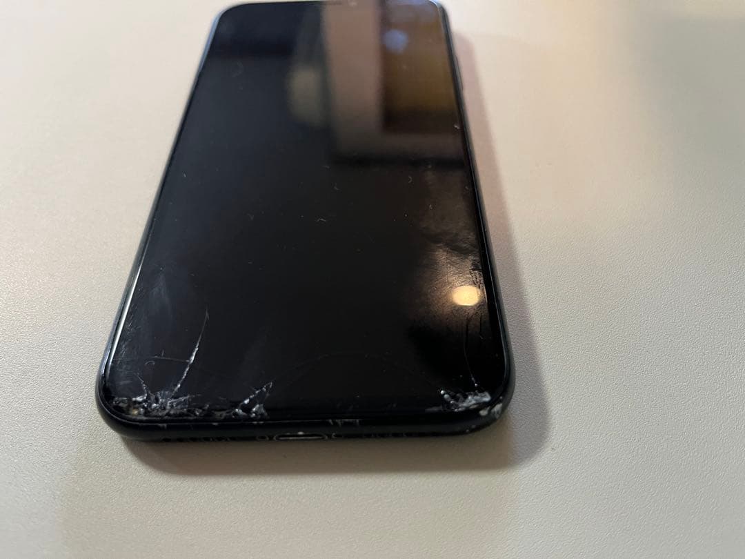 iPhone XR 64GB 画面にひび割れあり