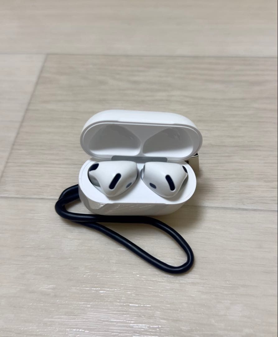 AirPods 4 本体 ホワイト 充電ケース付き - メルカリ