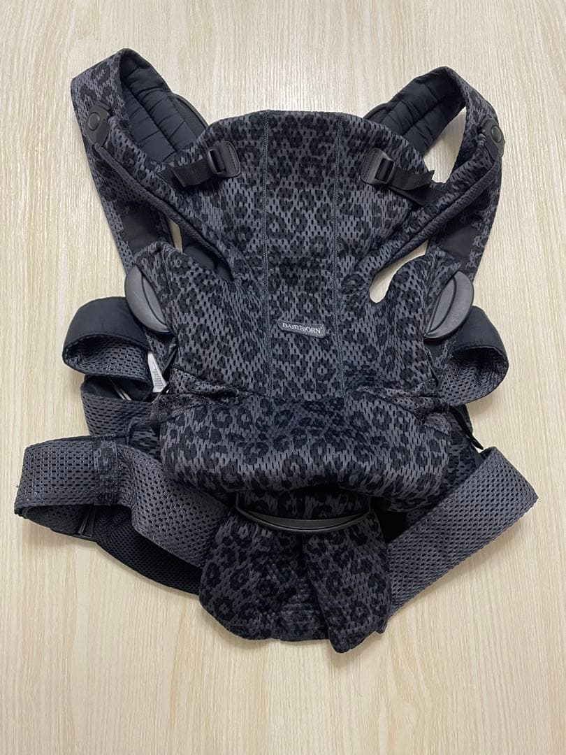 BABY BJORN ベビーキャリアMOVE エアリーメッシュ　ヒョウ柄 BABYBJORN（ベビービョルン） 抱っこ紐 MOVE エアリーメッシュ ムーブ
