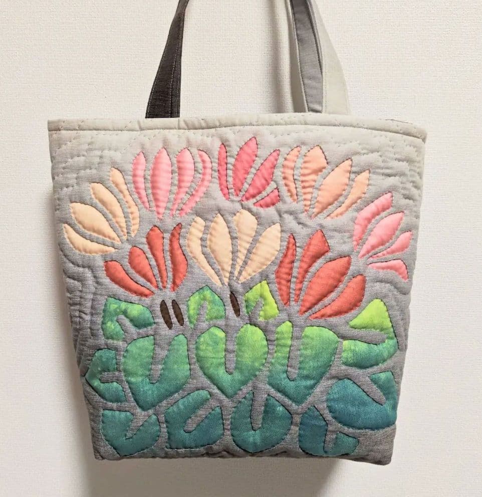 ハンドメイド ハワイアンキルトバッグ　（シクラメン） 送料無料)ハワイアンキルトバック (ステンドグラスキルト仕立て