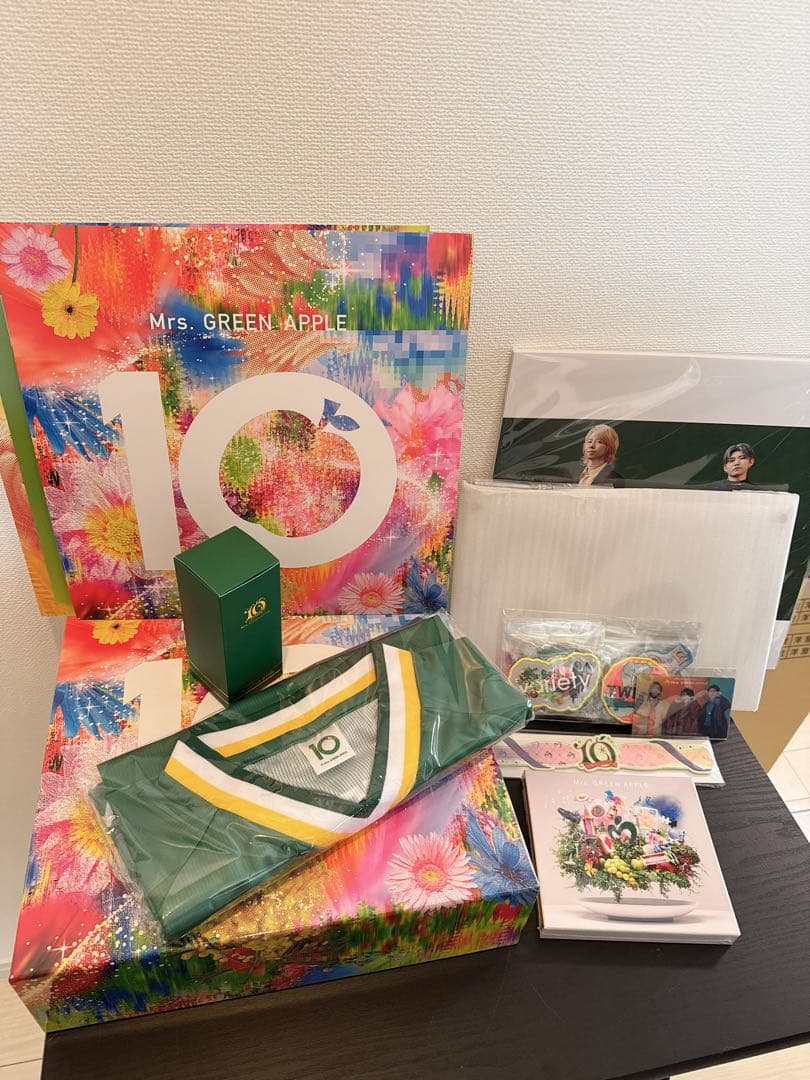 Mrs. GREEN APPLE 10周年記念グッズセット 10 & “Harmony” COMPLETE BOX』に入るグッズセットのデザインを公開