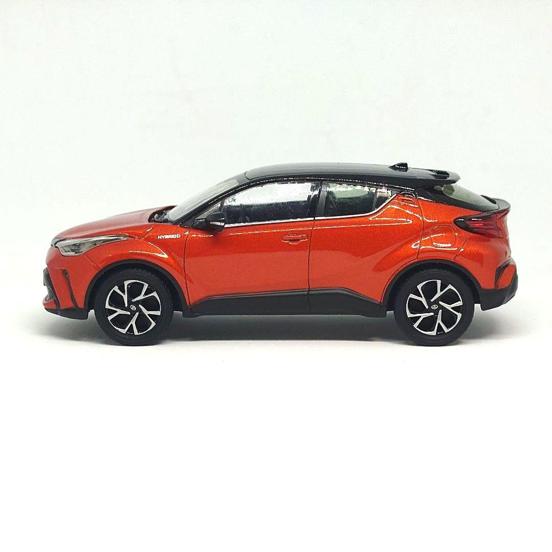 トヨタ C-HR ブラック×オレンジメタリック 1/30 カラーサンプル
