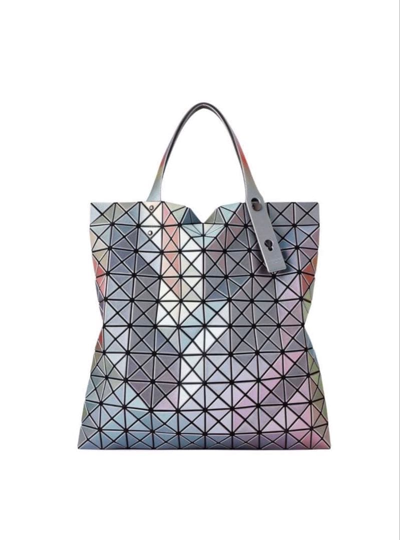 バオバオ　BAO BAO ISSEY MIYAKE ILLUSION BAO BAO ISSEY MIYAKE Illusion Tote Bag – MoMA Design Store