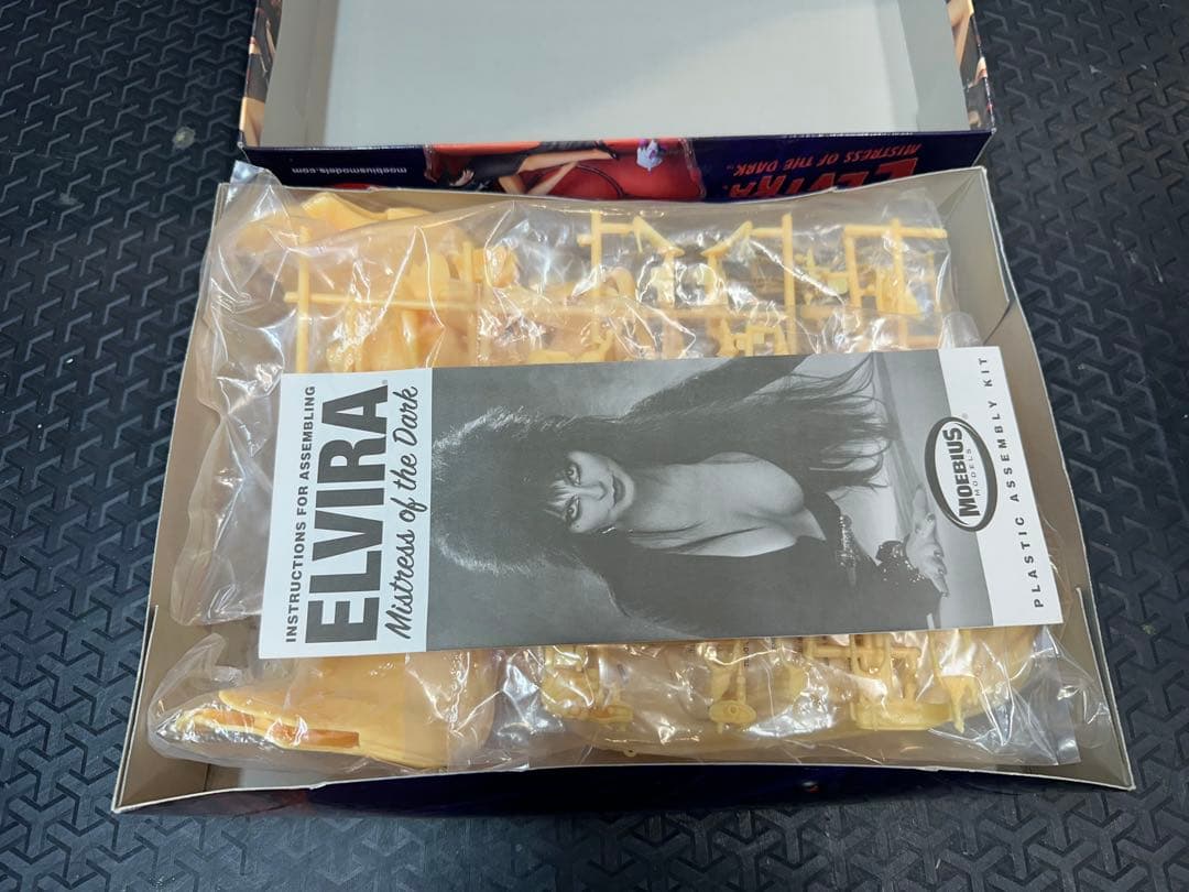 メビウス 1/8 ELVIRA MISTRESS OF THE DARK - メルカリ