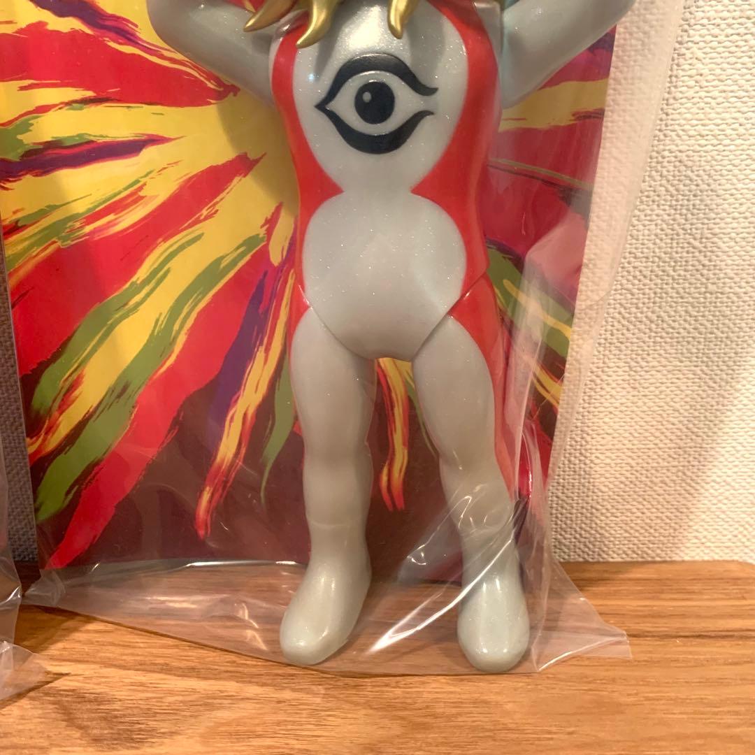 超復刻版タローマンソフビ人形 ノーマル 蓄光 2体セット - メルカリ