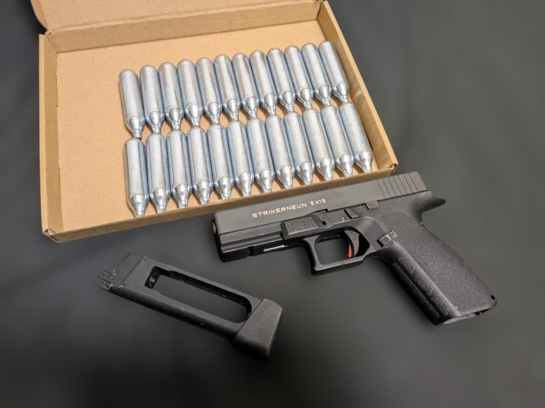 carbon8 ストライカー9 striker-9 CO2ガスガン ボンベ付 Carbon8 STRIKER-9 ストライカーナイン CO2 ガスブローバックガスガン