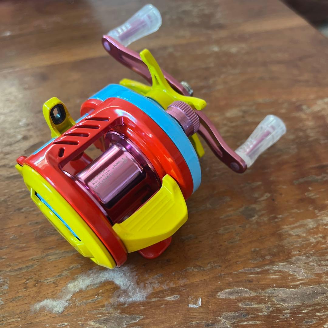 新品 マグネットブレーキ カラフル ベイトリール フィネススプール
