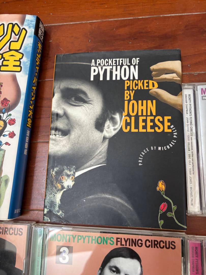 モンティパイソン　DVD,書籍一式