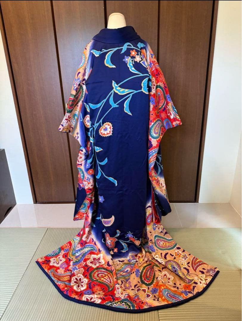 【華やかな色打掛と赤掛下の豪華２点セット】 豪華絢爛な色打掛。とても豪華で派手な色打掛だと思いました。シンプル