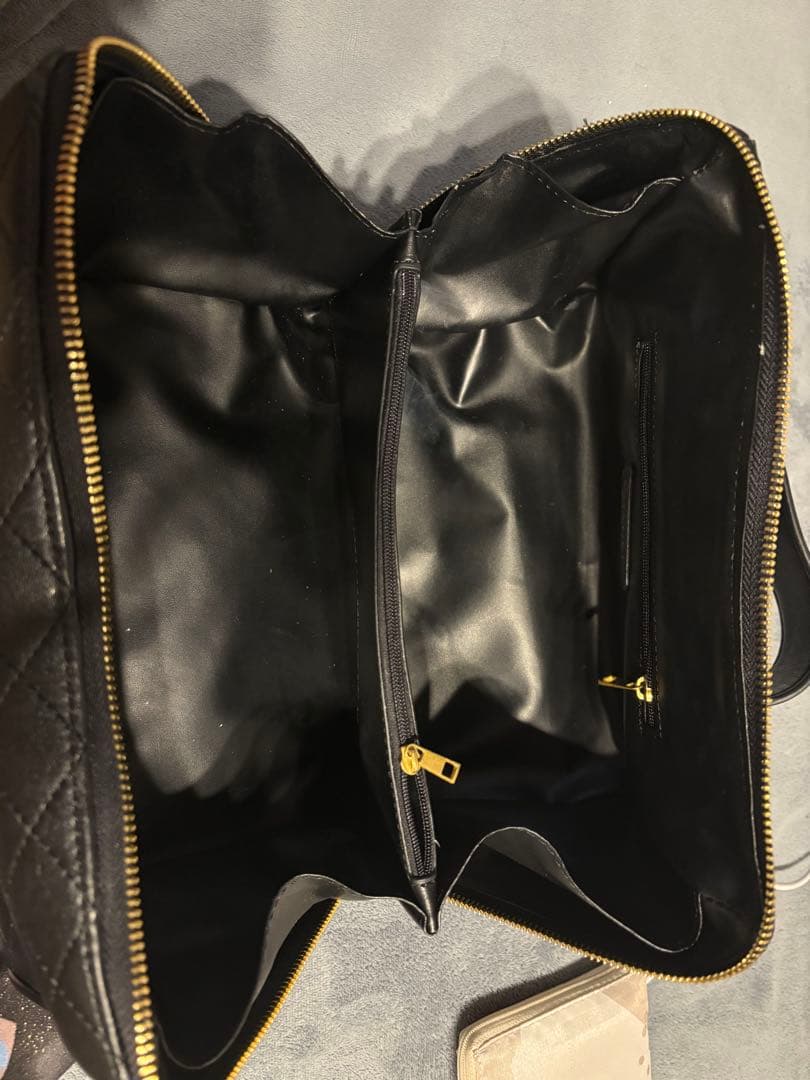 ブランド不問、リピーター様向け。中身も外側もすべて本革仕様。