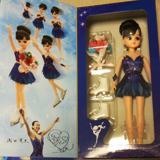 浅田真央、サイン入り、りかちゃん 浅田真央♥リカちゃん人形セット（記念フレーム切手セット付）」予約